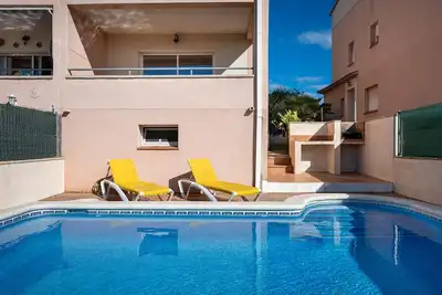 Image de Maison avec piscine privée, terrasse spacieuse et climatisation, à 1 km de la plage pour 8 personnes