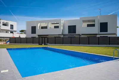 Image de Appartement Moderne à 150m de la Plage avec Piscine et Parking Privé