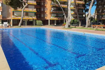 Image de At125 Els Pins I: Apartamento con piscina en primera línea