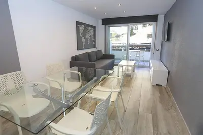 Image de Appartement Contemporain à Salou avec Jardin, Piscine, Clim et Proche Services