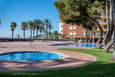 Image de At046 Els Pins I: Apartamento situado en primera línea del mar con 4 piscinas comunitarias