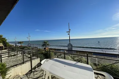 Image de Appartement Duplex en Front de Mer avec Terrasse – Accès Direct Plage – 2 Chambres + Cabine