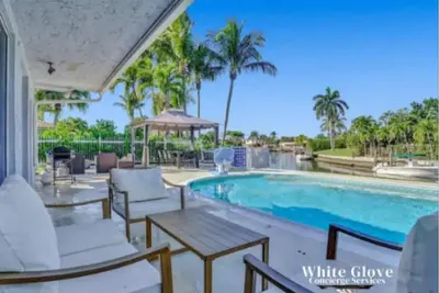 Image de 6br Modern Waterfront Villa Heated Pool Gameroom