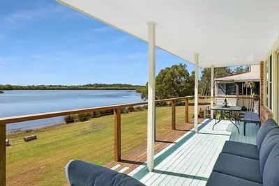 Image de With spectacular views of the estuary and park, this retreat is the perfect tranquil escape