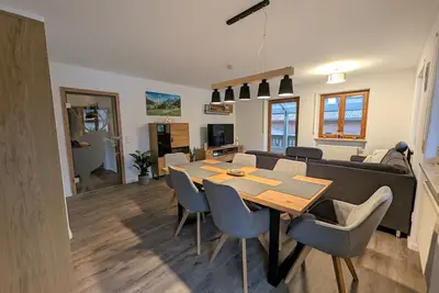 Image de Cozy vacation apartment with 3 bedrooms, 2 bathrooms and outdoor seating area