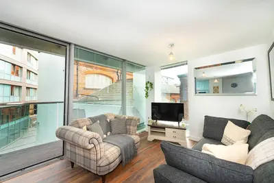 Image de 2 bed city centre flat with free parking and balcony