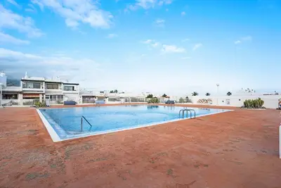 Appartement de vacances \"Poris\" avec piscine chauffée, terrasse privée et Wi-Fi.