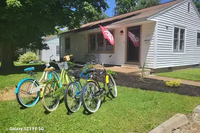 Image de The Bread & Butter-Near Iu-2 Kings-1 Qu. -7 Parking Spaces and Bicycles! \n\n