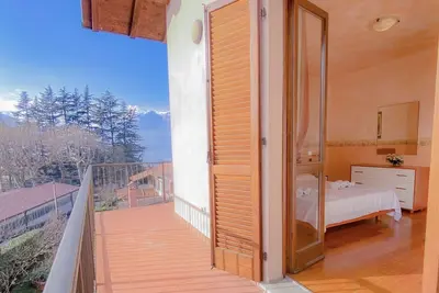 Image de Villa \"Garden Valentina\" près du lac de Côme avec terrasse, balcon, vue sur le lac et les montagnes