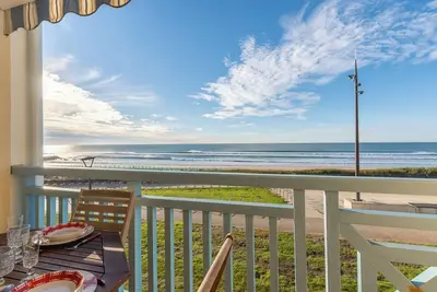 Image de Appartement \"Première Ligne Plage\" avec vue sur mer, terrasse et Wi-Fi