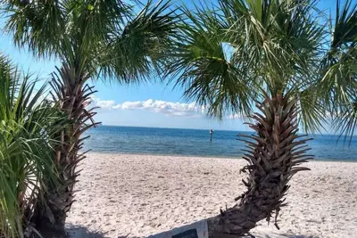 Image de Centrally Located \/ Hot Tub \/ Fire Pit \/ King Bed