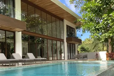 Image de 4br/3. 5ba Ac Villa, 200m from beach with amazing private pool, garden & parking