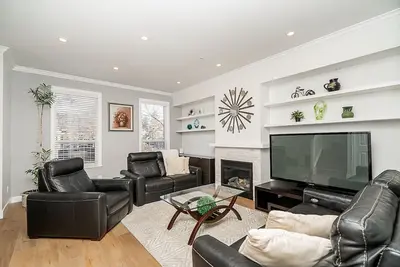 Image de Comfortable and Fully Equipped 3 Br, Steps Away from Langley Center - A/C