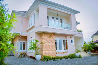 Image de Luxury 4 bedroom house with swimming pool and garden. In a gated community.