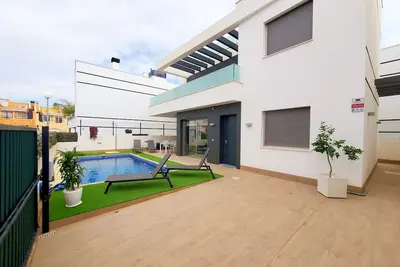 Villa de haute qualité avec piscine chauffée dans un endroit calme