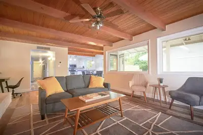 Image de Stylish & Remodeled - Walk to Fresno State Stadium