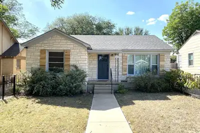 Newly Renovated Modern Home w\/gas fireplace- blocks from Magnolia Castle