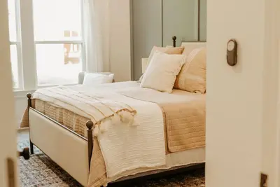 Image de Cottage charm in historic lake town - gated community lake access