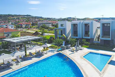 Image de Lavinia: Nikiti Apartment, Shared pool, Walk to beach, WiFi, A/C