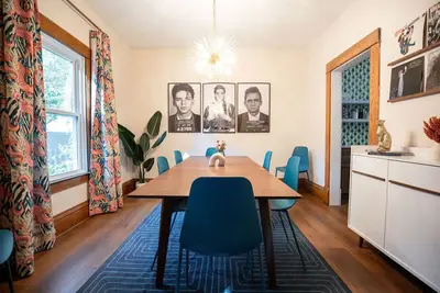 Image de Modern 4br Home with Chic Décor & Great Location