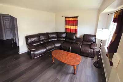 Image de 5mins Drive to Detroit Zoo 3 bedrooms 2 full bath