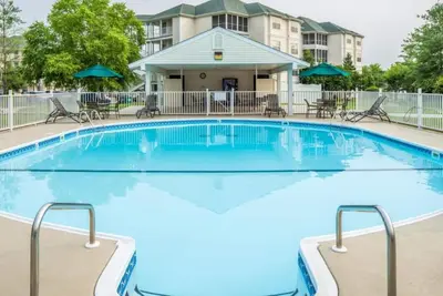 Image de Beautiful Fully Renovated Condo with access to Swimming Pool, Game, Fitness room