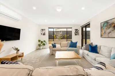 Chic 4 br, 2 storey, ocean view & family friend