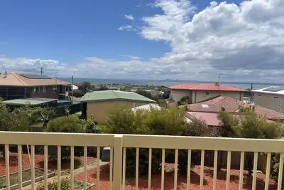 Image de Family friendly house, amazing beach views. Sleeps 8 people.