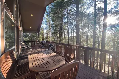 Image de Stunning Forest Views, Quiet street 4 bed/4 bath,