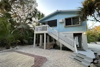 Cheerful 3 Bedroom home with parking