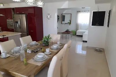 Image de Walk to Palm Beach in 5 minutes! 3 bedr-2 bath - Modern and clean 6 guest home!