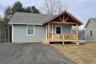 Image de Beautiful mountain cottage - 2br 2ba - close to everything! !