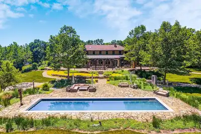 Image de Five Acre Estate on Grand Lake with heated pool/tennis court