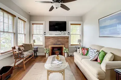 Image de Historic Home Next to the Island w/ Private Hot Tub and Pet Friendly