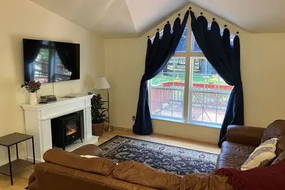 Image de Yellow cottage in the woods- 5 min from beach!