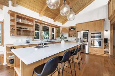 Image de Parkside Place - Bidwell Park Location - Spacious - One of a kind!