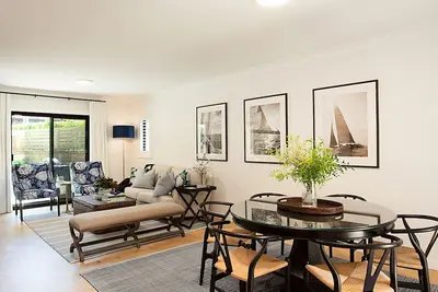 Image de Charming Mosman is beautifully light and stylish three-bedroom apartment in central Mosman location