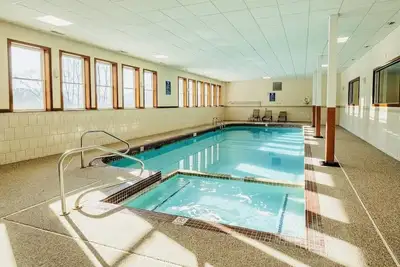 Image de Loon Mtn Loft w/Pool, Jacuzzi Access, Mtn Shuttle