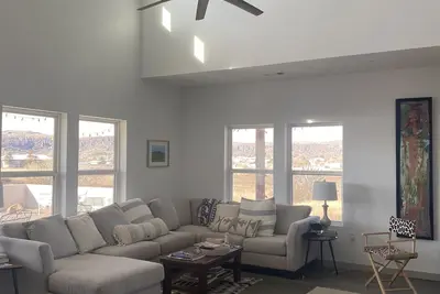 Image de Contemporary all new, entire home perfect for a luxury getaway