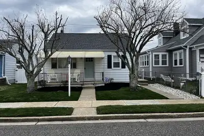Image de Beach bungalow - 1. 5 blocks to the beach - outdoor shower!