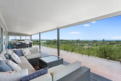 Image de Trethellan - Large house with bay views and 10 minute walk to the beach