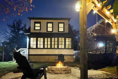 Image de Fire Pit, Sunroom, Hanging Chair, 10mi to city