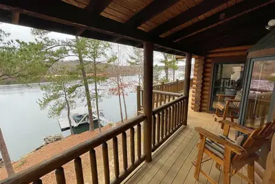 Image de Large six-bedroom log home w/ private boat ramp, dock, movie room and pool room.