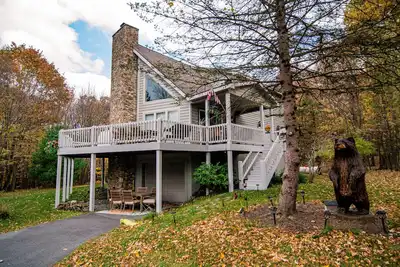 Image de Spring Beauty! Hot tub & Fire pit! Great Location! Walk to the Lake!