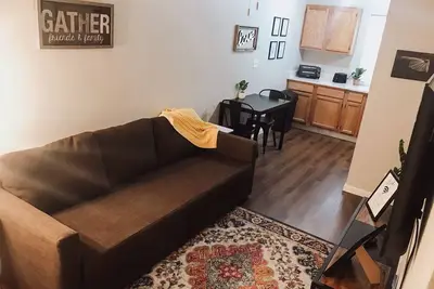 Image de Unit3 Cozy and Quaint living. Gathering Place/Tu/Bok/Downtown. Within minutes!