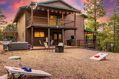 Image de 4 Bedrooms, Sleeps 16, Hot Tub, Games, Tesla Charger, Smart Tv's, More!