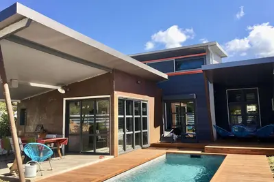 Image de villa d'architecte avec piscine