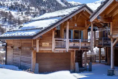 Image de Chalet Mountainside avec sauna et jacuzzi à 200m des pistes