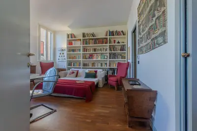 Image de 'The Yellow House' central Apartment!