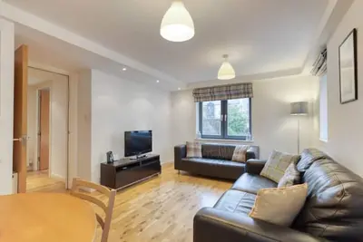 Image de ⭐️Amazing Location! ⭐️In heart of the City. 2br & Cot. Great Airport & Rail links